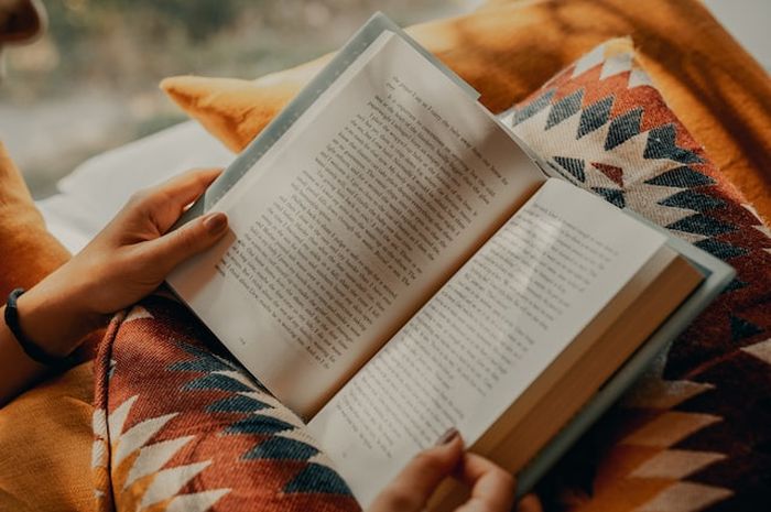 Terdapat soal Bahasa Inggris kelas XII (SMA) edisi revisi 2018 Chapter 3, task 5, dialog 2 halaman 37, materi Creating Captions.