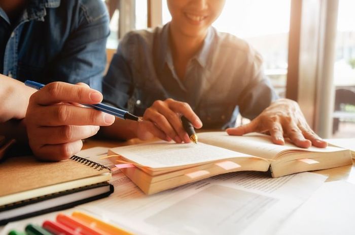 Dalam buku Kurikulum Merdeka English for Nusantara kelas VII halaman 123, terdapat soal yang membahas tentang penggunaan verb dalam kalimat.
