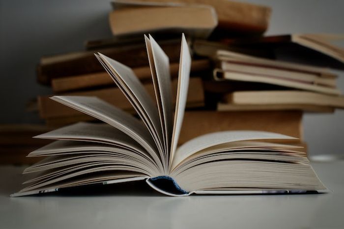 Terdapat soal membuktikan teks deskripsi, buku Bahasa Indonesia kelas XI Kurikulum Merdeka, halaman 18.