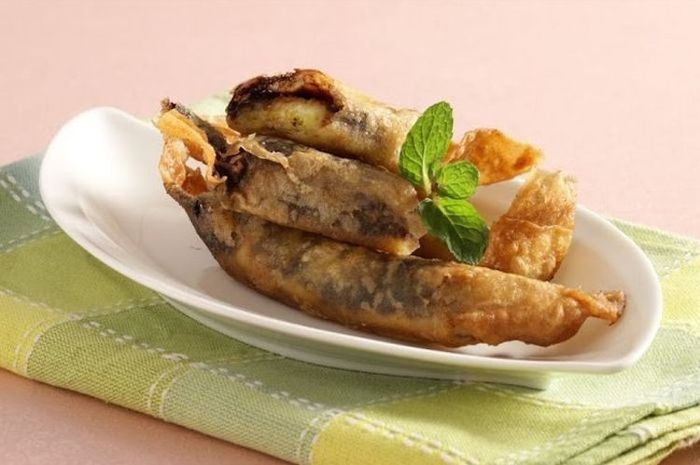 Piscok adalah salah satu camilan enak yang dibuat dengan kulit lumpia.