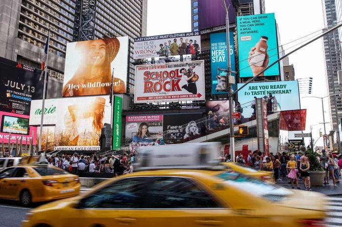 Iklan media cetak dan iklan elektronik disajikan dengan cara yang berbeda.