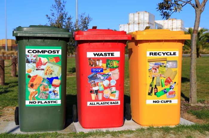 Terdapat soal bahasa Inggris yang membahas teks prosedur memisahkan sampah organik dan anorganik di dlaam buku Bahasa Inggris Kuriulum Merdeka English for Nusantara kelas VII halaman 134.