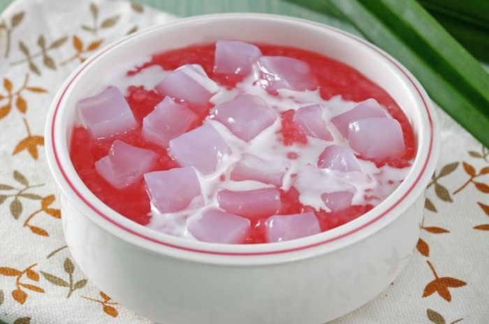 Nata de coco biasa dibuat sebagai campuran aneka minuman.