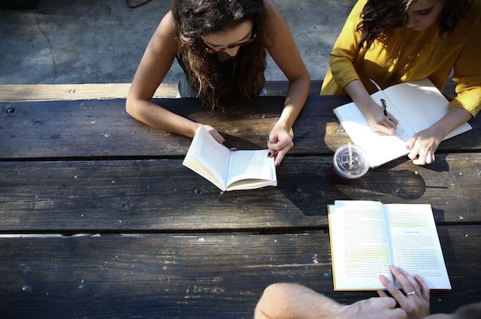 Terdapat soal reflection pada Bahasa Inggris kelas X edisi revisi 2016 Chapter 8 halaman 119, materi My Idol.