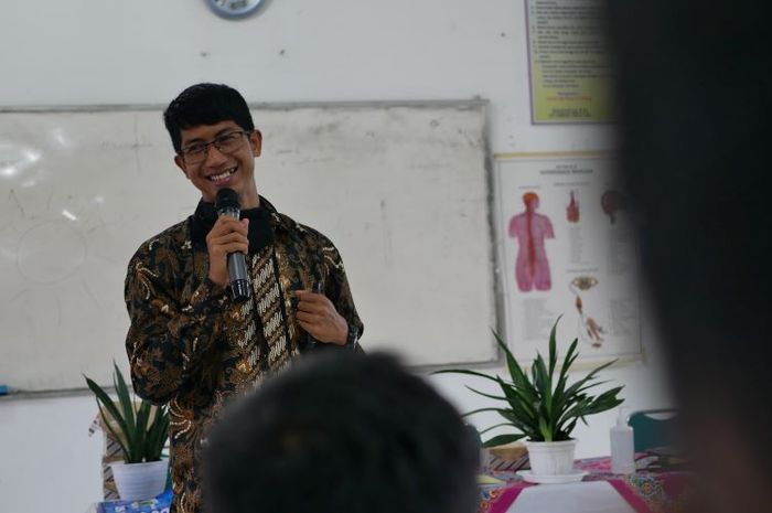 Teks sambutan ketua OSIS dalam bahasa Jawa hendaknya disampaikan menggunakan tingkatan bahasa Jawa krama.