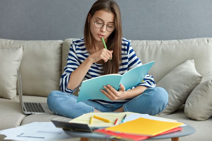 Terdapat soal teks 'Bawang Mewah and Bawang Putih' buku Bahasa Inggris Kurikulum Merdeka kelas XI (SMA) Concluding Section 1, halaman 115-116.