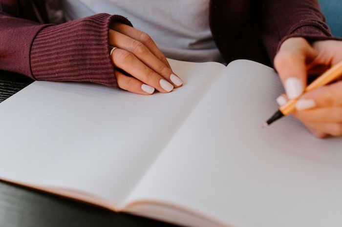 Terdapat soal berdasarkan teks 'Bawang Mewah and Bawang Putih' buku Bahasa Inggris Kurikulum Merdeka kelas XI (SMA) Concluding Section 1, halaman 116.