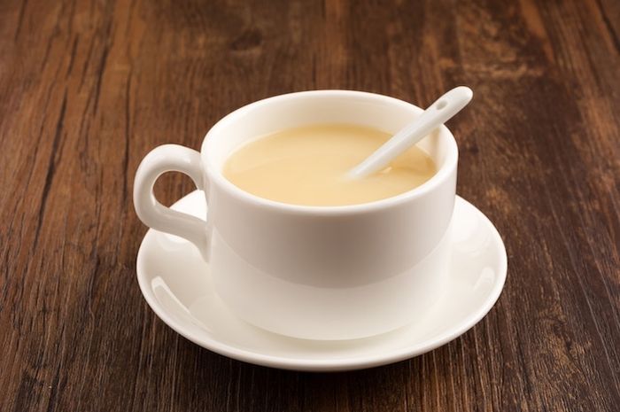 Minuman hangat susu jahe bisa membantu menghangatkan badan sekaligus menjaga tubuh agar tetap fit.