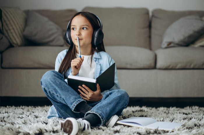 Terdapat soal Bahasa Inggris Kurikulum Merdeka kelas X (SMA) Chapter VI halaman 132, Task 1, transkrip listening, materi Fractured Stories.