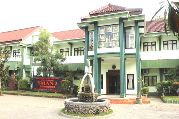 SMAN 2 Ponorogo adalah salah  satu SMA terbaik di Ponorogo versi LTMPT.