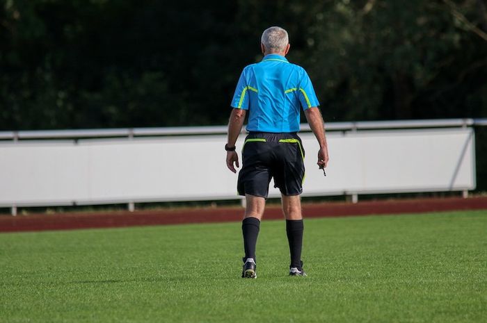 Ada beberapa  wasit yang bertugas dalam pertandingan sepak bola yang masing-masing memilki tugas tersendiri.