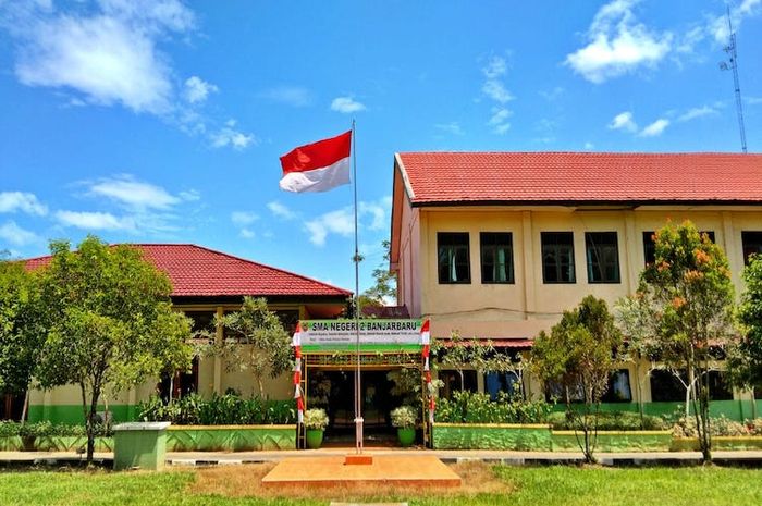 SMAN 2 Banjarbaru merupakan salah satu dari enam SMA terbaik di Kalimantan Selatan versi LTMPT.