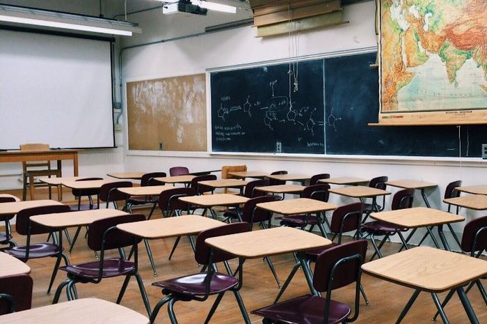 Pada buku Bahasa Inggris urikulum Merdeka kelas VII, terdapat soal listening section tentang 'my class schedule'.