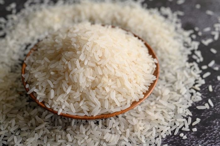 Air cucian beras memiliki kandungan yang bisa menyuburkan tanaman, sehingga cocok digunakan untuk menyiram tanaman.