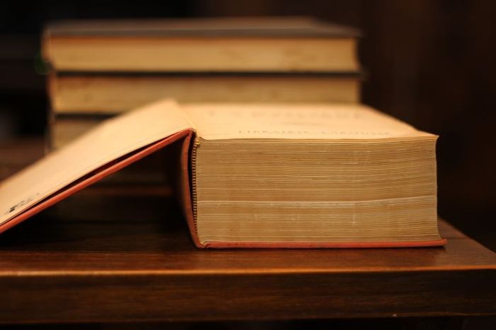 Pada buku Bahasa Indonesia Kurikulum Merdeka kelas VII, halaman 111, terdapat soal-soal yang membahas kosakata sulit pada teks Gerakan Pasukan Muda Pelindung Bumi.