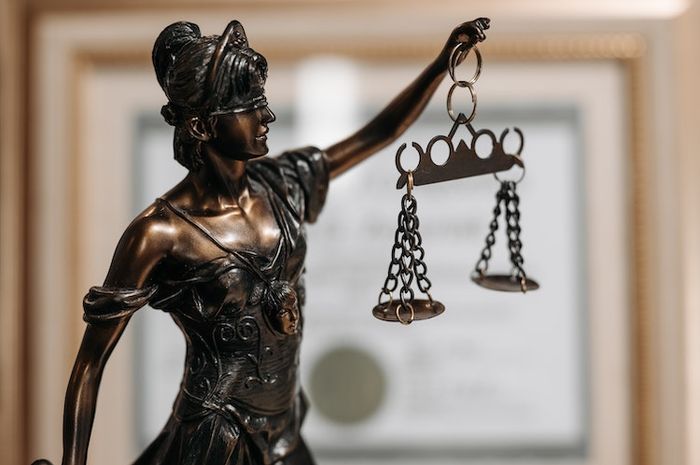 Keadilan distributif, keadilan legal, dan keadilan komutatif adalah nilai-nilai keadilan yang harus terwujud.