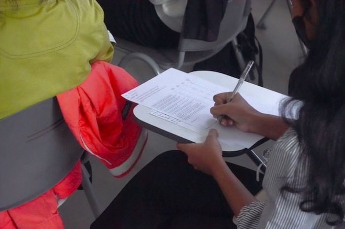 Terdapat soal seputar penggunaan simple present tense pada buku Bahasa Inggris Kurikulum Merdeka kelas XI (SMA) Unit 4 halaman 137, materi Analytical Exposition Text.