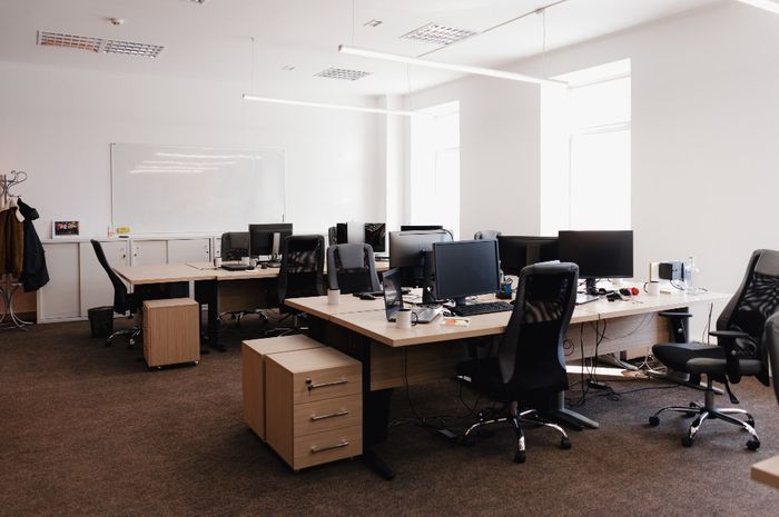 Ruangan di kantor dalam bahasa Inggris disebut dengan room in office building.