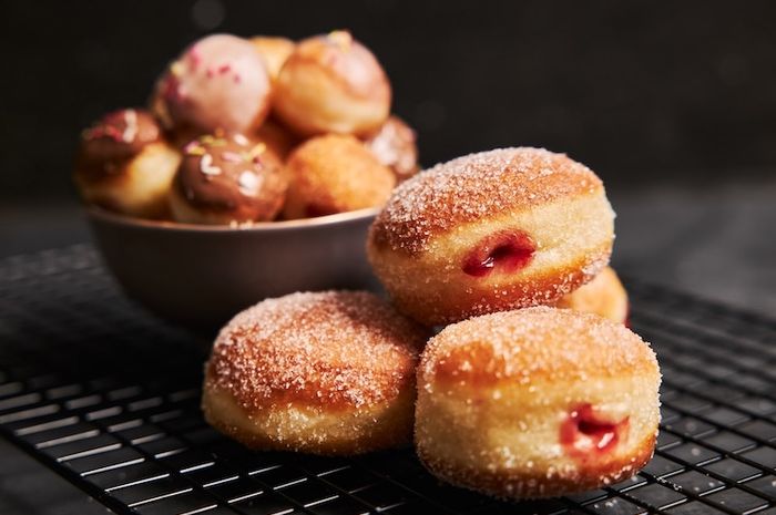 Ada sejumlah perbedaan antara kudapan bomboloni dengan donat.