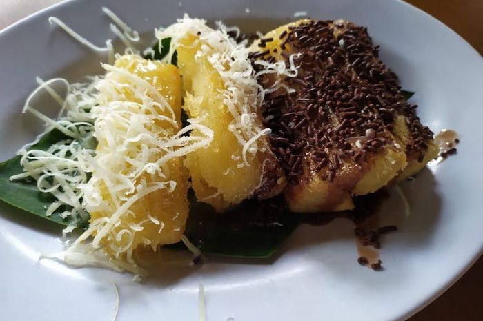 Salah satu kudapan singkong yang disukai banyak orang adalah singkong goreng keju cokelat.