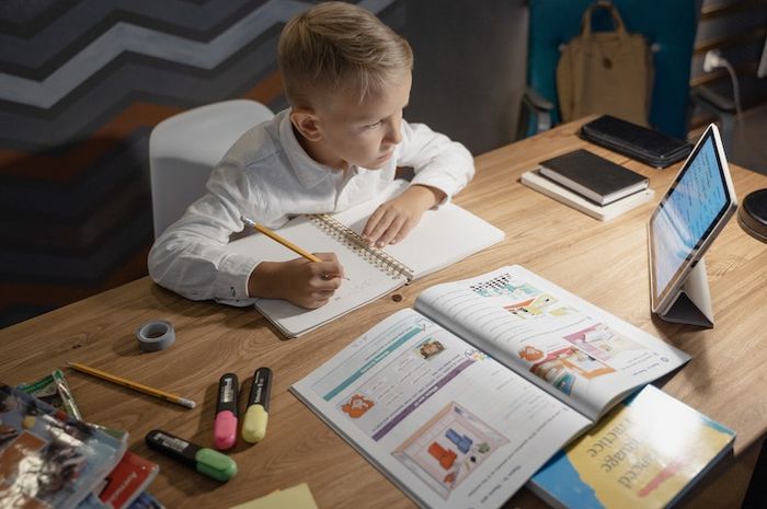 Terdapat soal-soal yang membahas tentang teks Ibu Ayu's Online Class di dalam buku Bahasa Inggris Kurikulum Merdeka kelas VII.