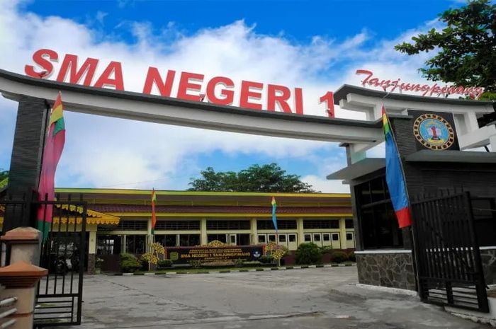 Terdapat 14 SMA terbaik di Kepulauan Riau versi LTMPT, salah satunya SMAN 1 Tanjungpinang.