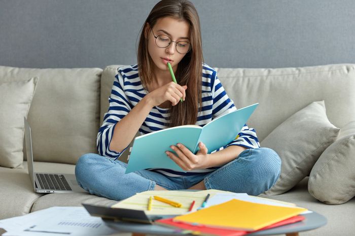 Terdapat soal pada buku Bahasa Inggris Kurikulum Merdeka kelas XI (SMA) Unit 5 halaman 155, materi Hortatory Exposition Text.