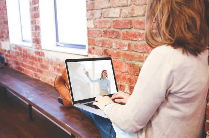Ibu Ayu membuat sejumlah peraturan untuk kelas online-nya.