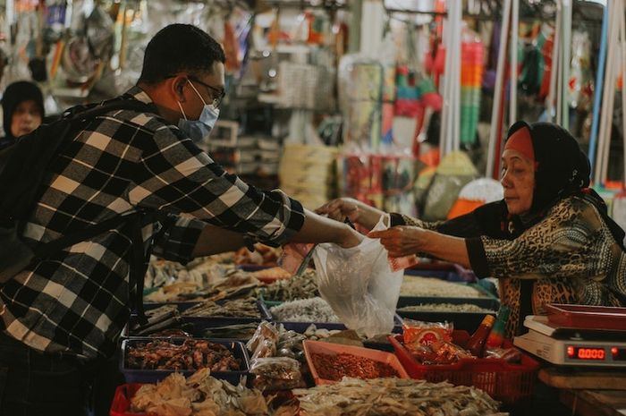 Bentuk-bentuk kerja sama dalam interaksi sosial terbagi menjadi empat, salah satunya bargaining atau tawar menawar yang biasa terjadi di pasar.
