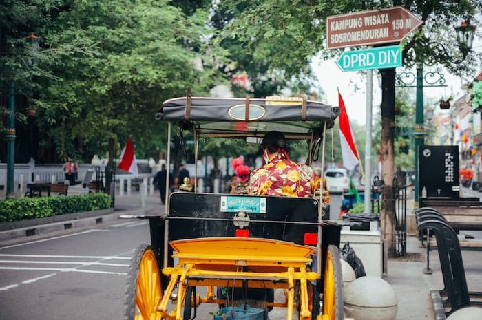 Merawat tradisi lokal merupakan peran bagi masyarakat dalam arus globalisasi yang terjadi.