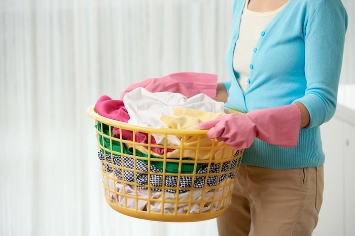 Selain untuk mencuci piring dan peralatan makan atau masak, sabun cuci piring juga bisa untuk membersihkan noda minyak pada baju.