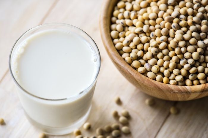 Susu kacang kedelai yang bermanfaat untuk mendukung tumbuh kembang anak bisa dibuat sendiri di rumah dengan beberapa langkah mudah.