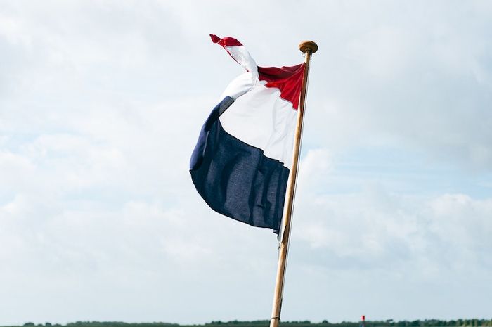 Perlawanan Pattimura di Saparua terjadi melawan Belanda yang menguasai Maluku.