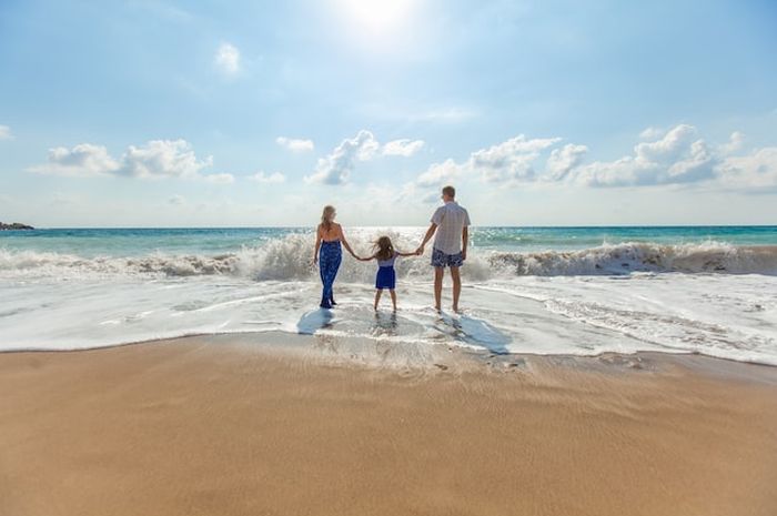 Liburan dalam bahasa Inggris disebut dengan 'holiday'.