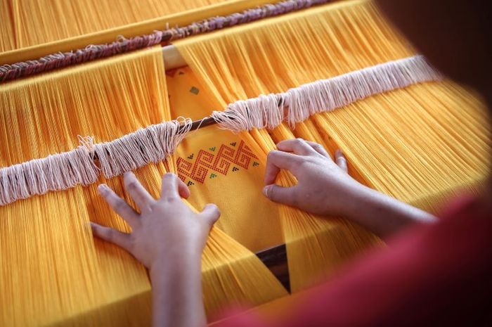Kerajinan masyarakat, produk lokal, dan jasa lokal adalah bentuk produk dan jasa asal Indonesia.