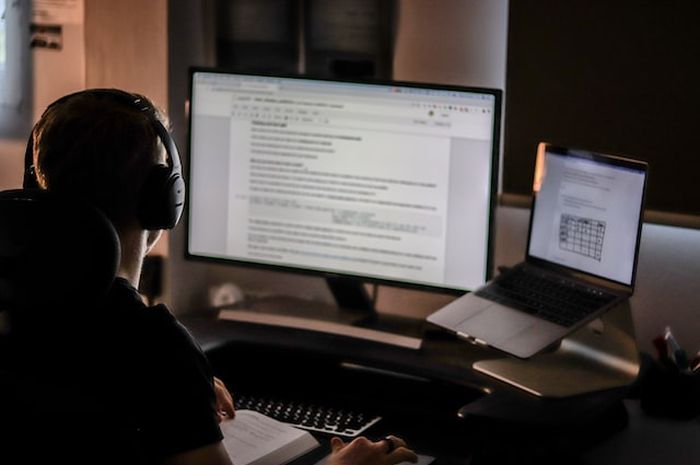 Terdapat transkrip teks listening pada buku Bahasa Inggris Kurikulum Merdeka kelas XI (SMA) Concluding Section 2, halaman 181.