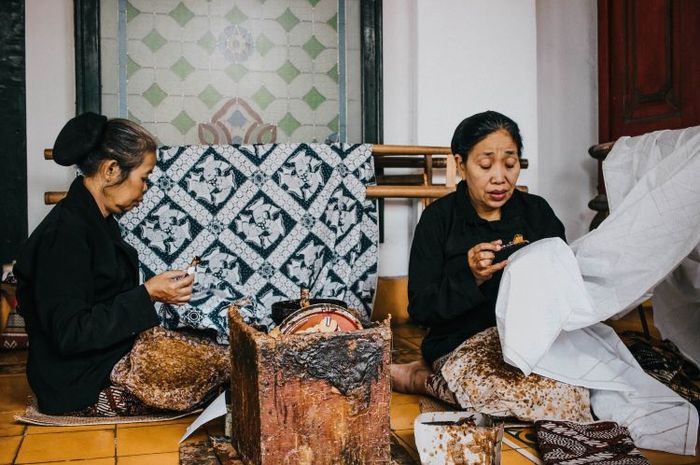 Aktif ikut melakukan kegiatan budaya adalah salah satu cara mengapresiasi lingkungan dan budaya lokal.