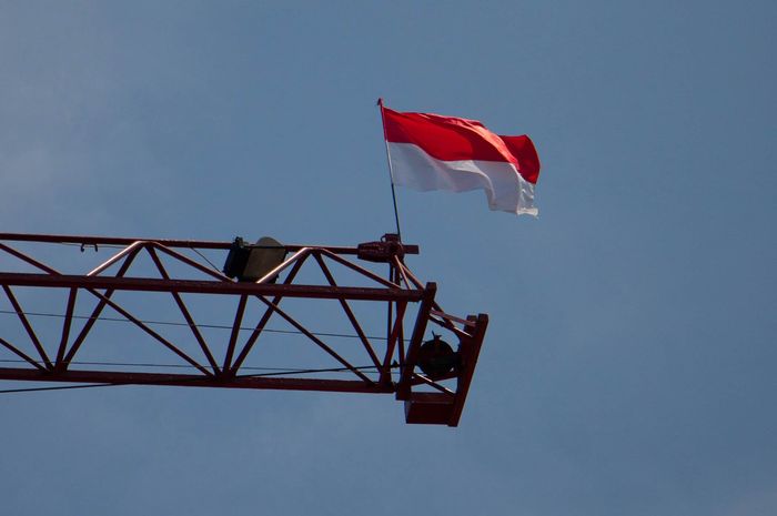 Terdapat soal pemahaman seputar cerpen 'Tanah Air' pada buku Cerdas Cergas Berbahasa dan Bersastra Indonesia kelas XI, Bab 3, halaman 81-82.