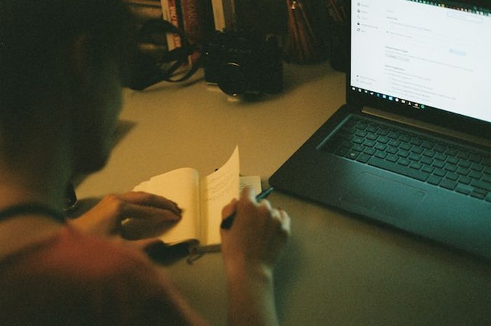Terdapat soal pemahaman reading and writing pada buku Bahasa Inggris Kurikulum Merdeka kelas XI (SMA) Concluding Section 2, halaman 185-186.
