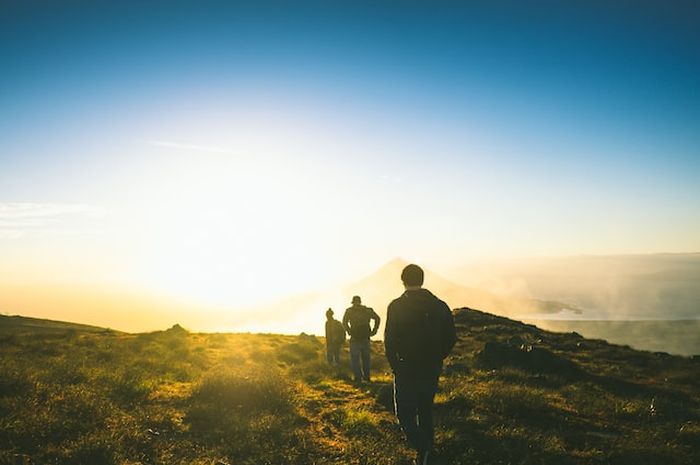 Interaksi sosial dengan alam digolongkan menjadi dua jenis.