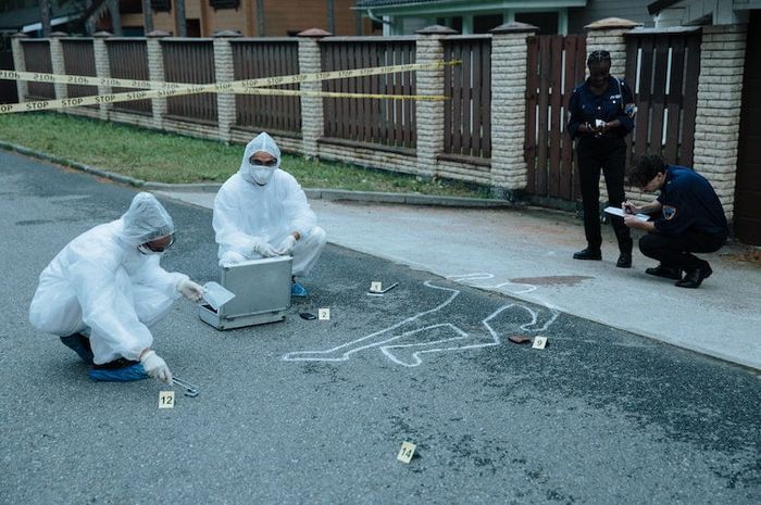 Antropologi forensik berperan dalam menganalisis sisa-sisa kerangka manusia.