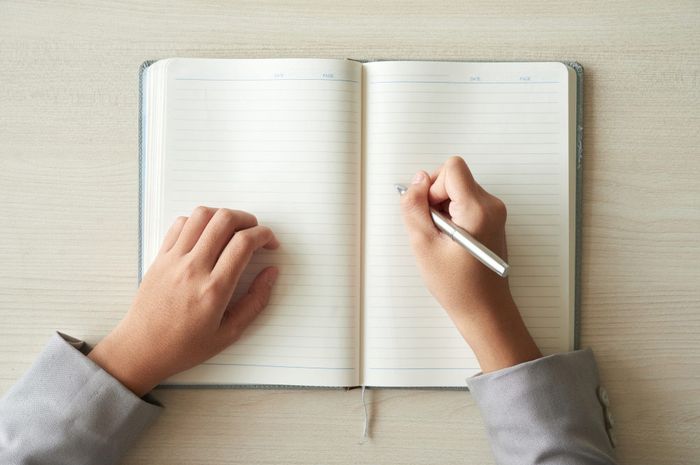 Terdapat soal pada buku Bahasa Inggris kelas IX edisi revisi 2018 Chapter 7, halaman 137-138, Rearrange Paragraph 'Sangkuriang'.