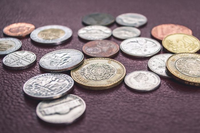 Pemerintah Hindia Belanda menerapkan sistem ekonomi uang untuk mengganti sistem barter dalam perekonomian masyarakat.