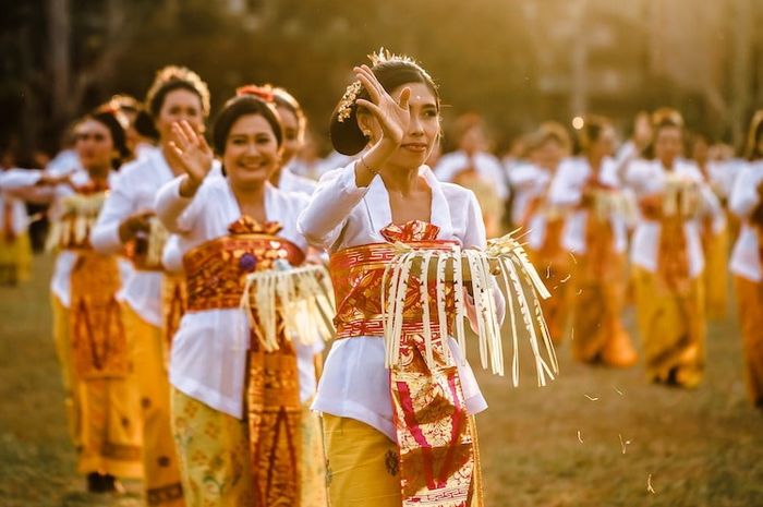 Kolaborasi budaya merupakan interaksi antarbudaya yang bertujuan untuk saling bertukar, belajar, dan bekerja sama.