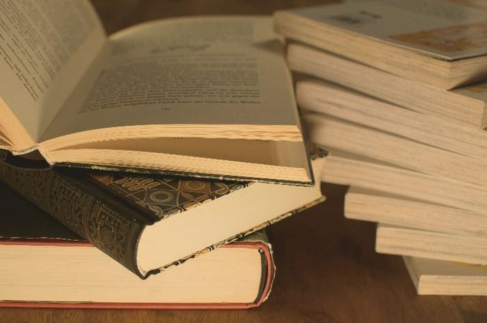Terdapat soal-soal seputar cerita bergambar Itam dan U di buku Bahasa Indonesia Kurikulum Merdeka kelas VII, halaman 148.
