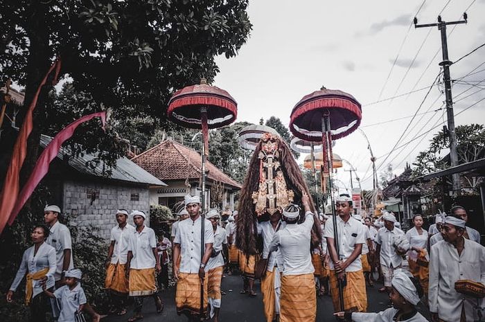 Membuat konten kreatif tentang budaya Indonesia merupakan salah satu cara mempromosikan budaya bangsa Indonesia.