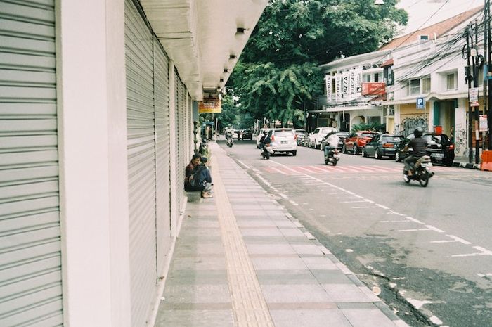 Otonomi daerah di berikan kepada pemerintah daerah sehingga dapat mengatur daerahnya sendiri.