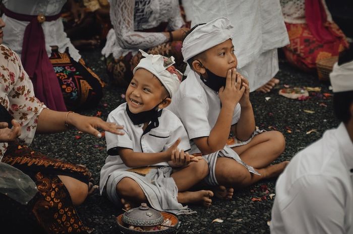 Pembentukan identitas dipengaruhi oleh dua cara pandang, salah satunya identitas sebagai wujud.