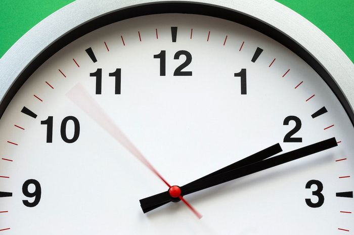 Menyatakan waktu dalam bahasa Inggris disebut dengan telling time.