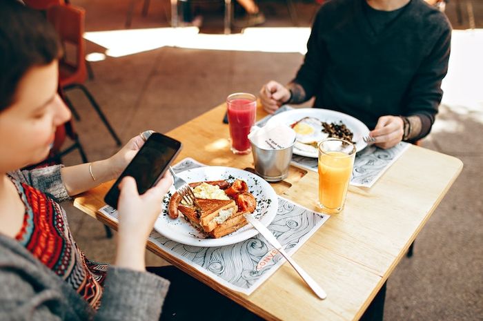 Ada beragam istilah untuk menyebut aktivitas makan dalam bahasa Jawa.